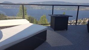 Vacation in Kelowna -Panoramic Okanagan lake view from Upper Deck - Enjoy natur