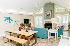Vaulted ceilings, light and airy great room with views of the water