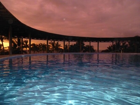 Nuna infinity pool