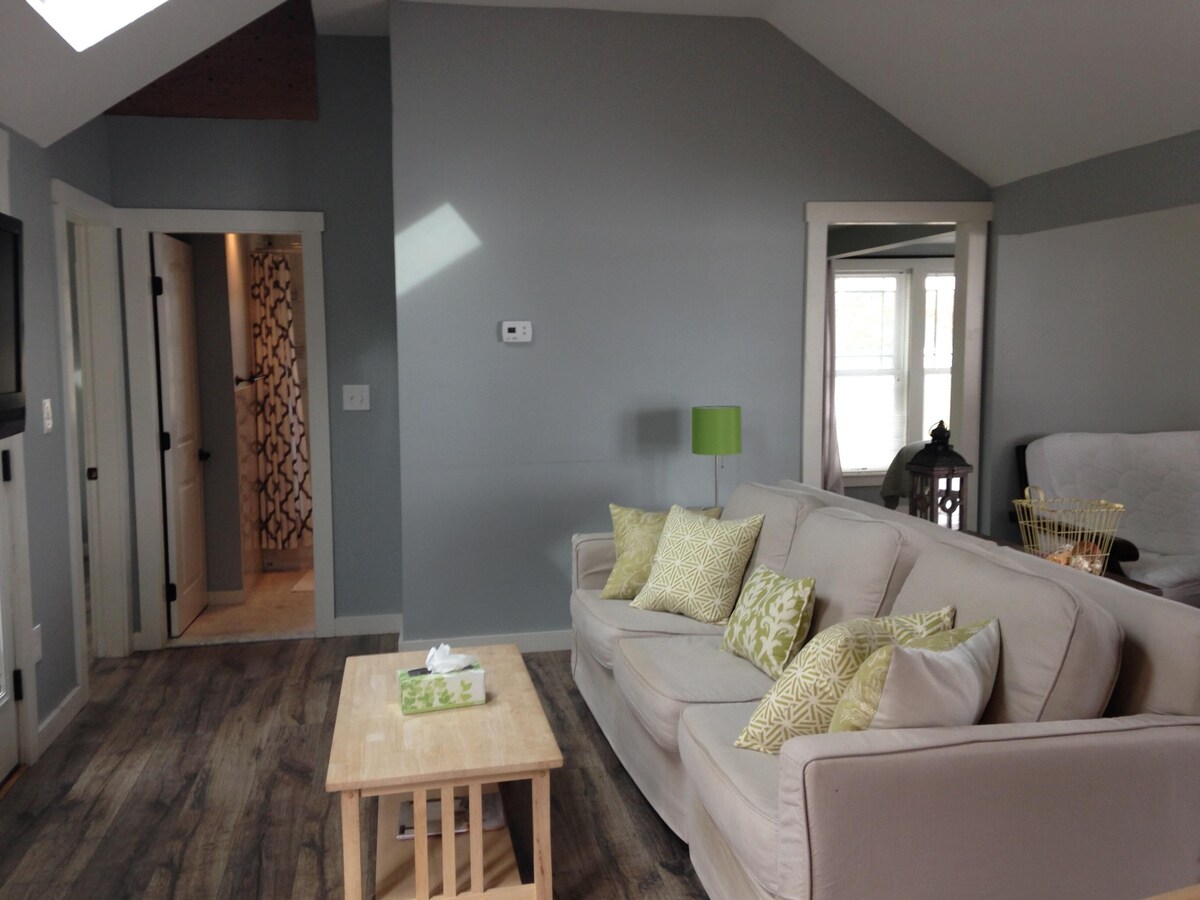 Swan Pond Cottage, Waterfront Central A/C, Open Floor Plan