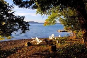 Lakeside bon fires, smooth- pebble covered beach, floating trampoline...FUN!
