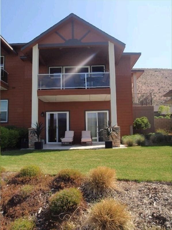 Enjoy the sweeping views of the Columbia River, Golf Course & Canyons