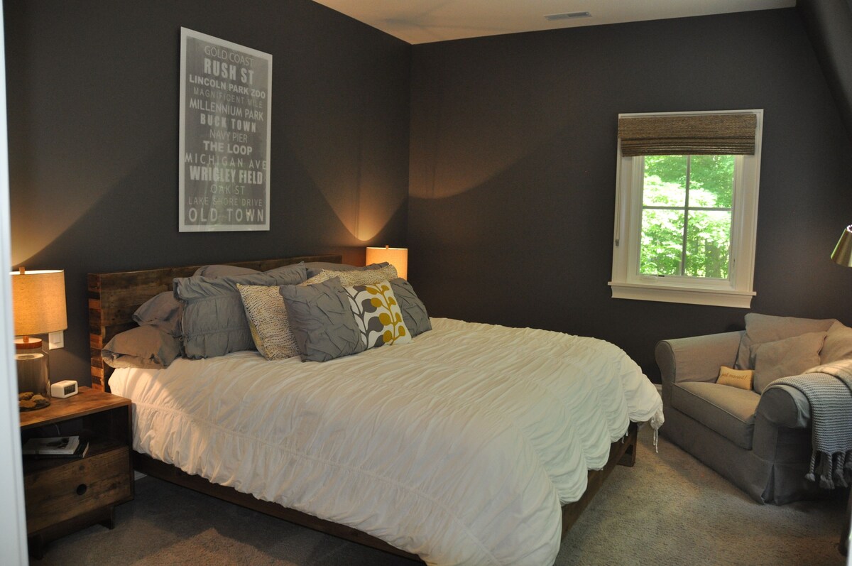 Gorgeous 5 bedroom 4.5 bath home with all amenities. Sleeps 16 comfortably!