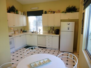Eat-in Kitchen