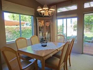 Diningroom for 6 with lovely garden views