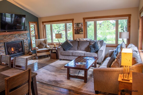 Bright open floorplan with fireplace and 65 inch TV, Queen sleeper in one sofa 