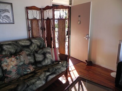 Beautiful 2 bedroom / 1 bath. Close to Beaches!