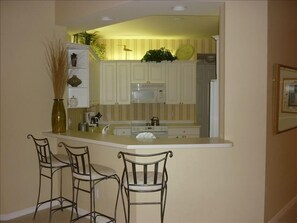 Breakfast Bar and Kitchen