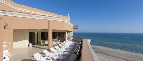 Patio with 10 beach chairs