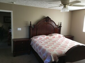 Master Bedroom (King Bed)