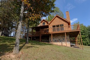 Gatlinburg Cabin "Owl's Nest" - Wrap around deck