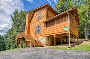 Pigeon Forge Cabin "Owl's Nest" - Parking area