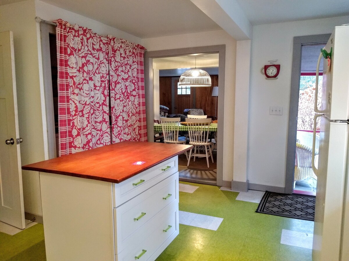 The Cottage. One mile to Main St, 5 miles to DP, close to Breweries!