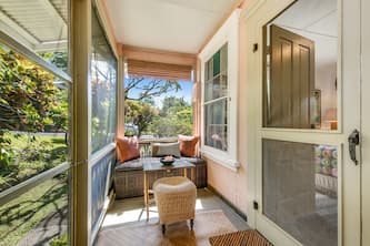 Delightful Artful Bungalow on Historic Estate Property. Choice Holualoa!