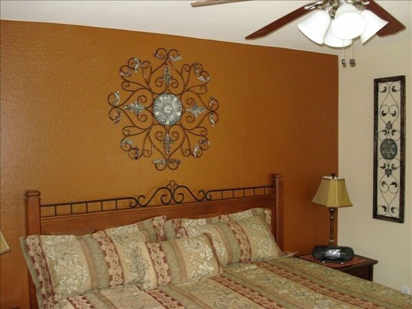 Master Bedroom Suite with King Size Bed, Egyptian Cotton Sheets and 32&amp;qu...