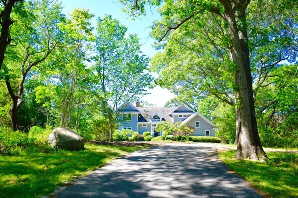 House front with circular driveway