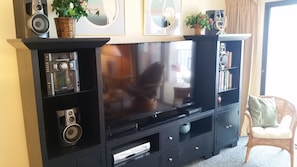 Living Room Flat screen TV Comcast,Firestick,Streaming Netflix,Hulu,Amazon Prime