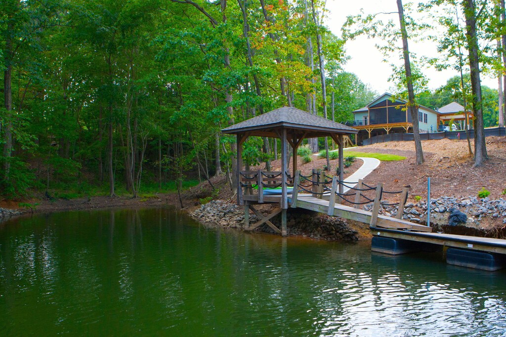 Waterfront Home has it all! (Pontoon Boat Available)