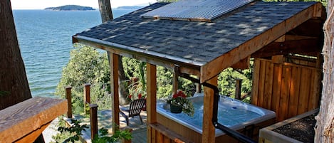 Hot tub overlooking ocean