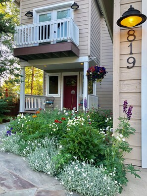 Welcome to 819 Belleview Ave.

