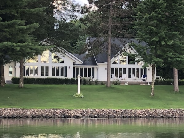 The White House on the lake
