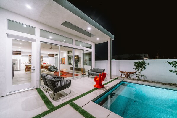 LUXURY, MODERN DESERT RETREAT WITH SALTWATER POOL AND SPA and Mountain Views 