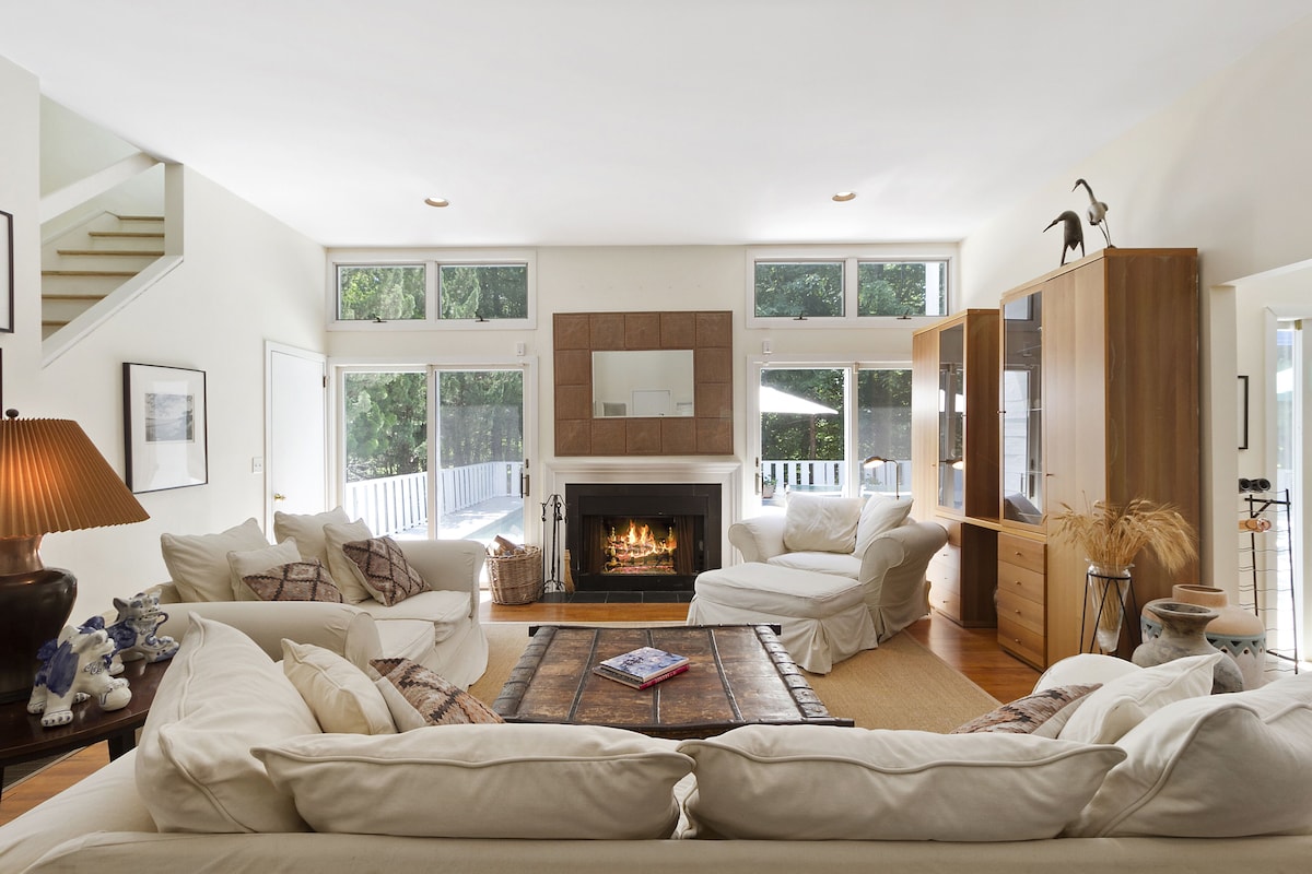 Hamptons Beach House w/ Pool, Chef’s Kitchen, Wi-Fi, AC , WFH desk area