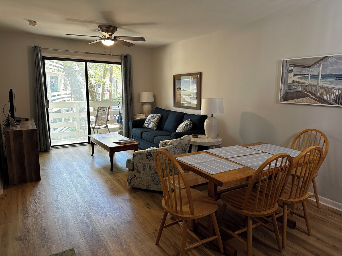 2 BR 2 Bath Condo -newly remodeled! Short Walk to Beach, 2 pools, tennis courts