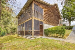 Smoky Mountain Chalet "Whispering River" - Screened in back decks