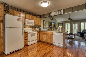 Chalet in the Smokies "Whispering River" - Fully furnished kitchen