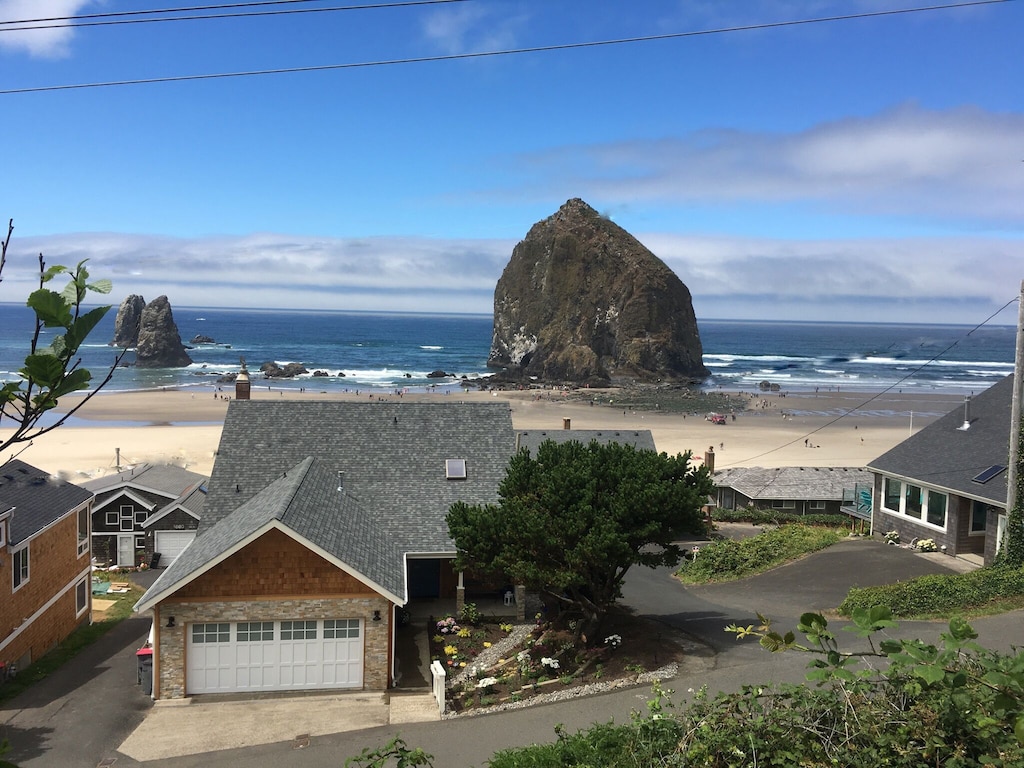 The Best View And Location At Haystack Rock In Cannon Beach Tolovana Park