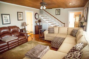 Spacious and cozy livingroom