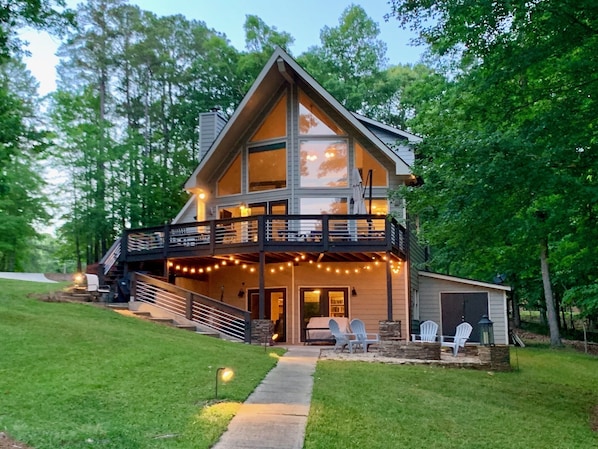 Updated custom built A-frame with great outdoor space overlooking Lake Oconee