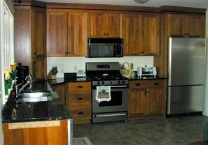Full-sized, eat in kitchen