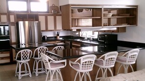 Granite counter tops, well stocked, Kitchen Aid stove top and seating for 7.