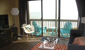 Livingroom of WaveHi! with new, comfy furniture, sparkling floors and new flat screen tv.