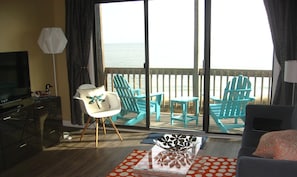Livingroom of WaveHi! with new, comfy furniture, sparkling floors and new flat screen tv.