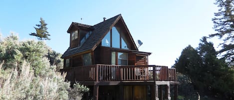 Front view of cabin in Paradise Valley, MT