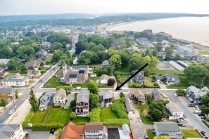 Black arrow points to house/depicts location to Narragansett Town beach