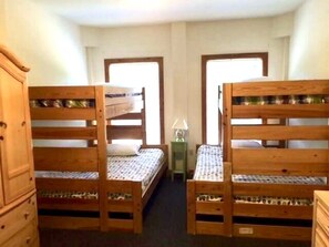 Entry level-Double/twin bunks, Full bathroom w/tub