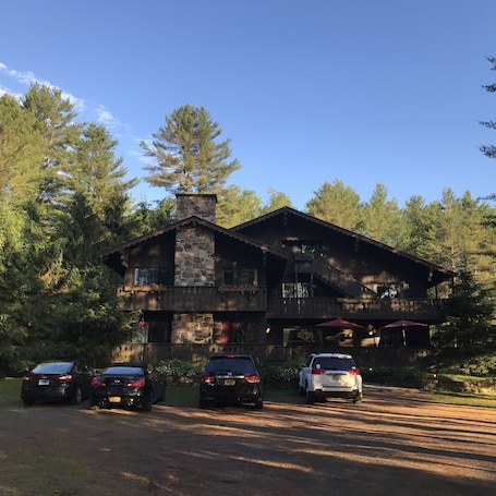 GREAT ADIRONDACK LODGE PERFECT FOR REUNIONS/WEDDINGS/RETREATS