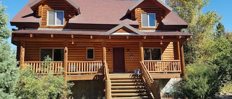 Beautiful cabin by the creek