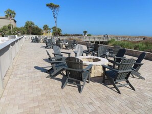 2022! New Fire-Pit / Lounge Area 