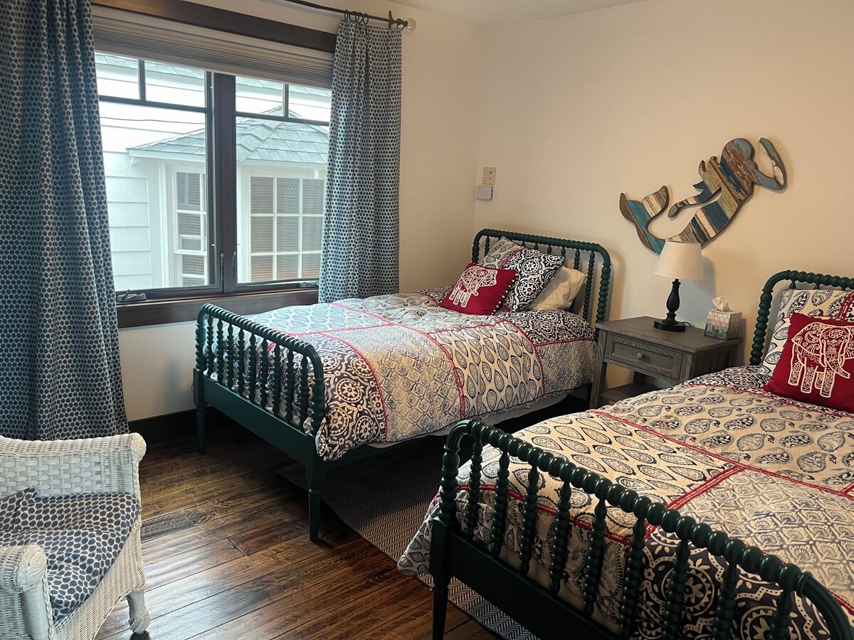 Enjoy the Balboa Experience in this beautiful Craftsman house!