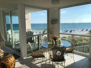 Eating area behind kitchen barstools