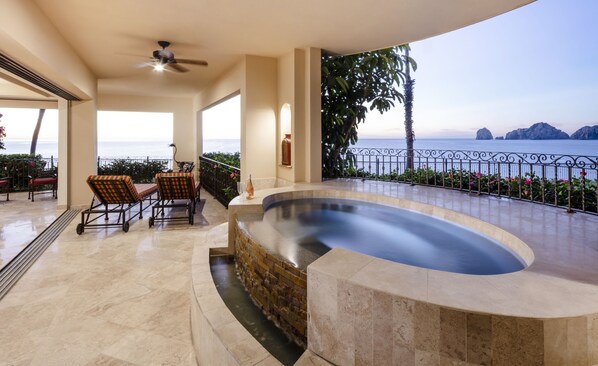 jacuzzi, balcony view