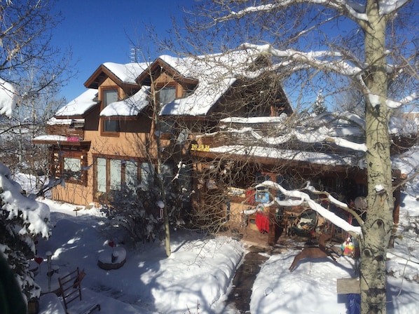 Blue Skies and Fresh Snow are the order of the day in your cozy Chalet !