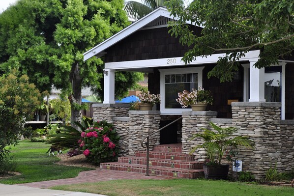 Entrance into Side Yard