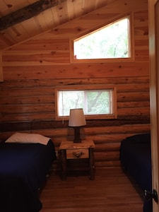 Hand Crafted Log Cabin, minutes away from your outdoor adventure