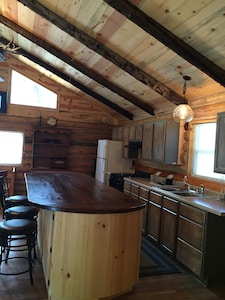 Hand Crafted Log Cabin, minutes away from your outdoor adventure